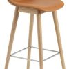 Muebles de diseño Muuto Fiber bar stool Wood Base backrest leather cognac (23785-OAK_COGN)