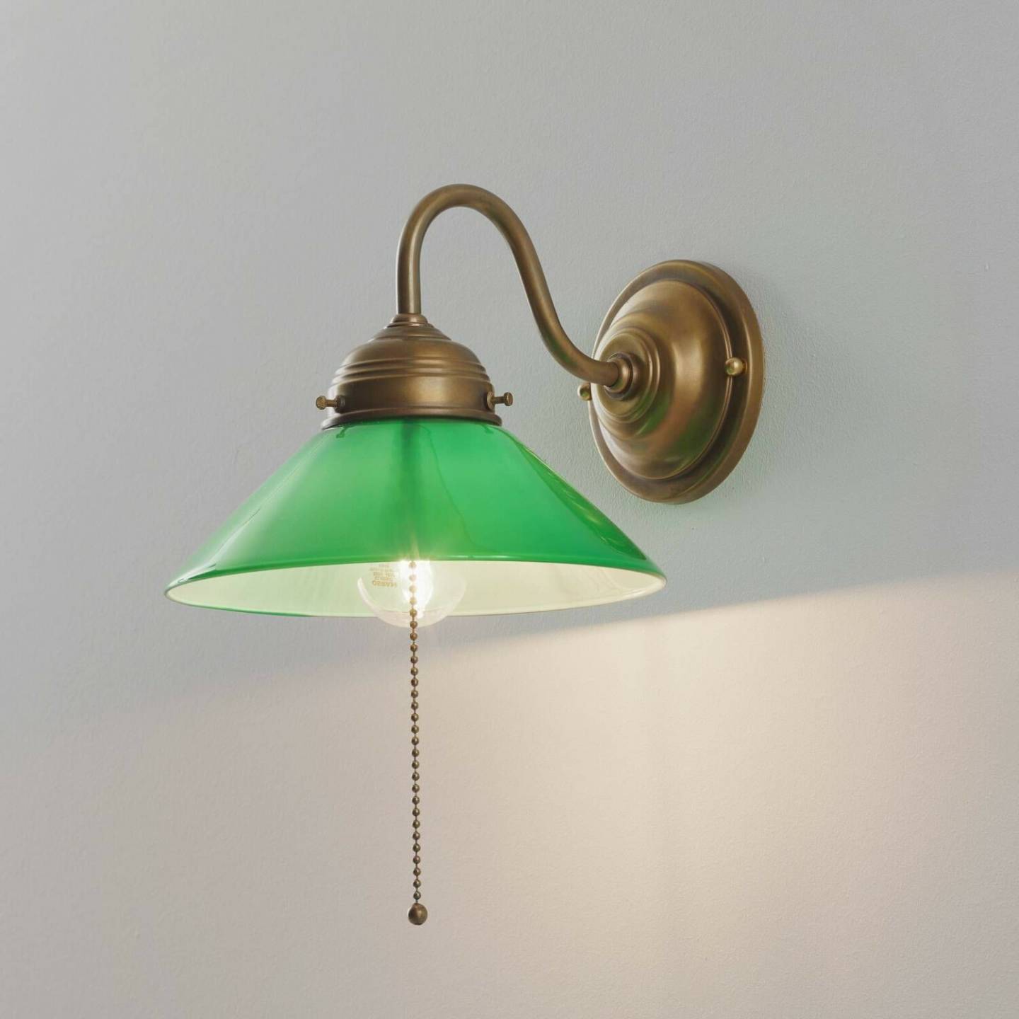 Berliner Messing KONRAD wall light with green glass shade Lámparas