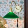 PR HOME Axel wall light, brass-ed, green glass shade Lámparas